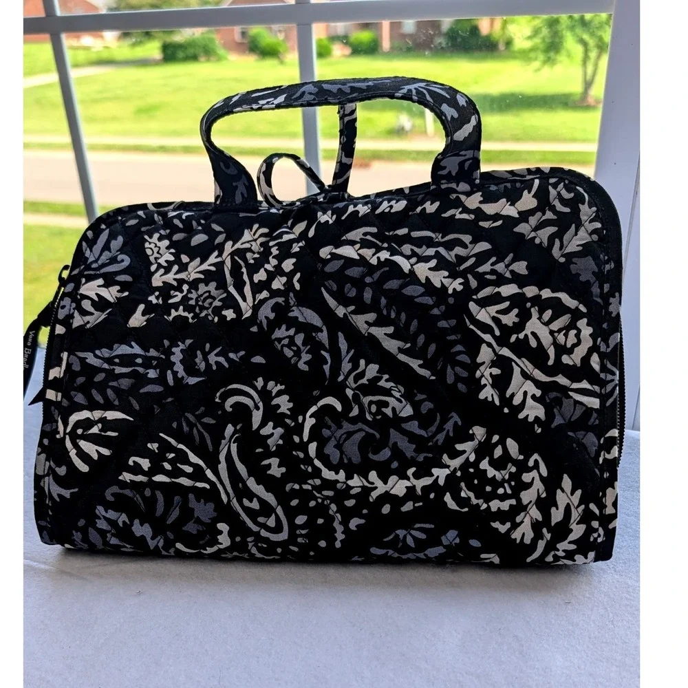 Vera Bradley Hanging Travel Organizer Quilted Toiletry Bag‎ Black White Paisley